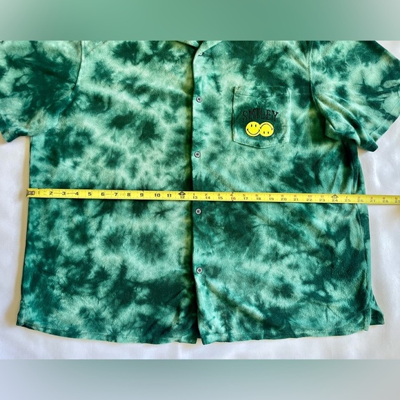 Smiley x H&M Men’s Button Up Shirt Green Tie Dye Size XL. - Picture 3 of 6